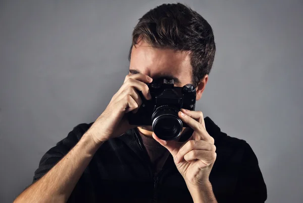 Junger Fotograf mit analoger Kamera — Stockfoto