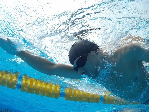 Junge Schwimmerin im Becken — Stockfoto