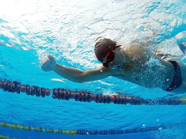 Havuzdaki genç yüzücü — Stok fotoğraf
