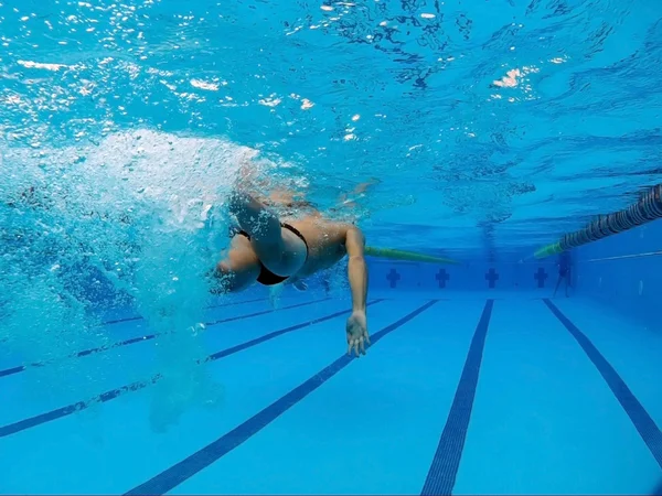 Junge Schwimmerin im Becken — Stockfoto