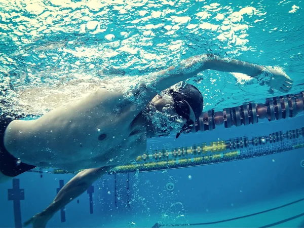 Havuzdaki genç yüzücü — Stok fotoğraf