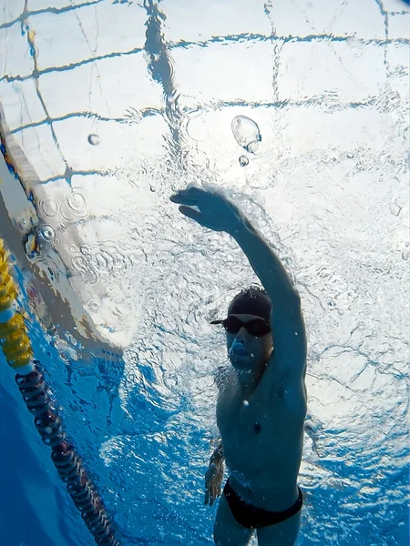 Junge Schwimmerin im Becken — Stockfoto