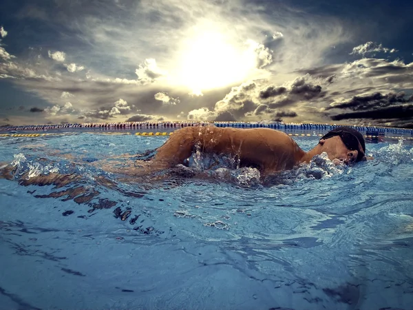 Unga simmare i poolen — Stockfoto