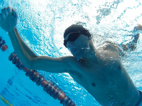 Junge Schwimmerin im Becken — Stockfoto