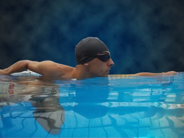 Junge Schwimmerin im Becken — Stockfoto