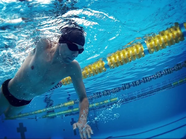 Junge Schwimmerin im Becken — Stockfoto