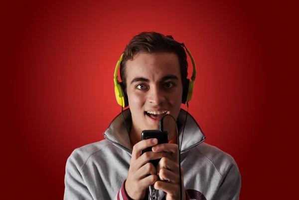 Ein junger Mann hört Musik — Stockfoto