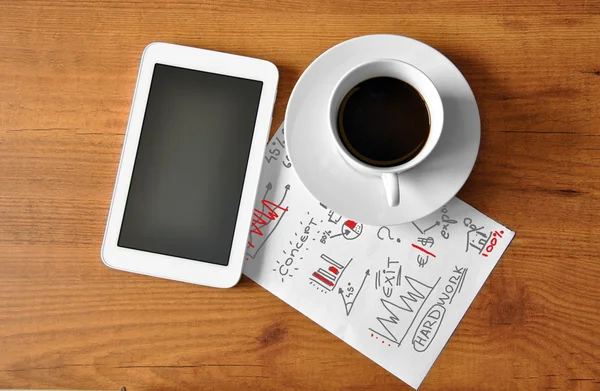 Koffie met digitale Tablet PC- en analytische papier — Stockfoto