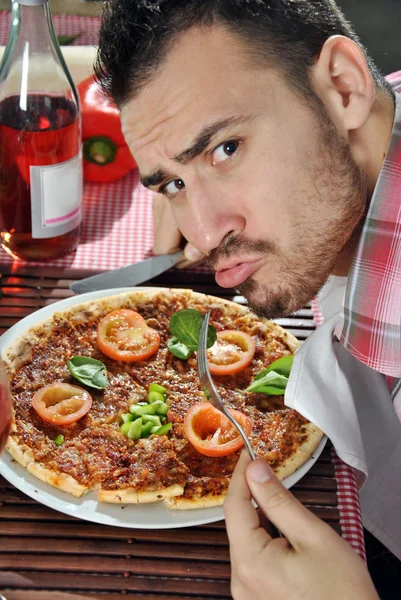Fou affamé homme manger pizza — Photo