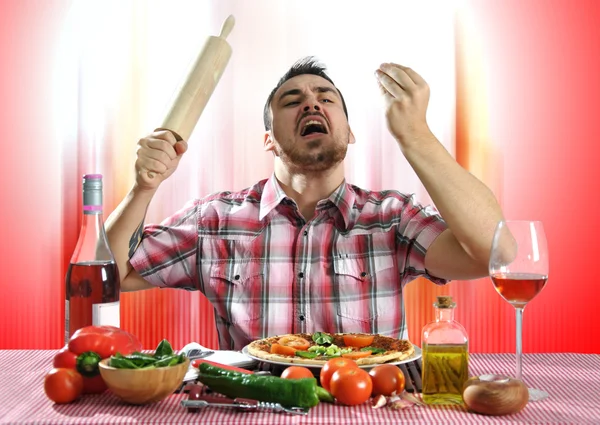 Verrückter hungriger Mann isst Pizza — Stockfoto