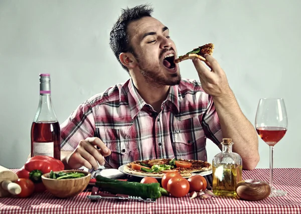 Homem faminto louco comendo pizza — Fotografia de Stock