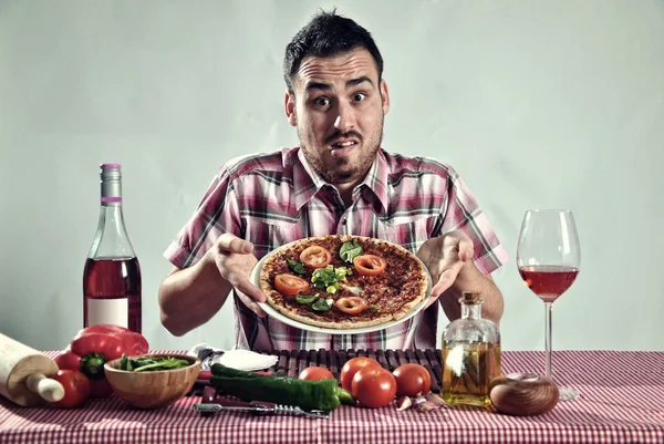 Verrückter hungriger Mann isst Pizza — Stockfoto