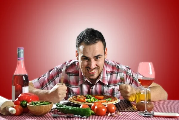 Deli aç adam yeme pizza 