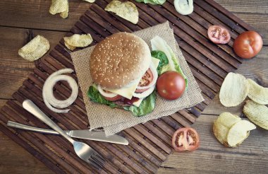 Hamburger peyniri, domates, soğan, marul ile