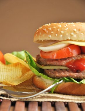 Hamburger peyniri, domates, soğan, marul ile