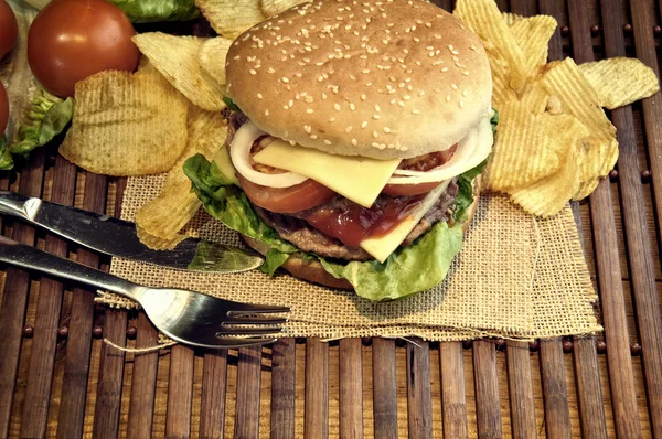 Гамбургер з сиром, помідорами, цибулею та салатом — стокове фото