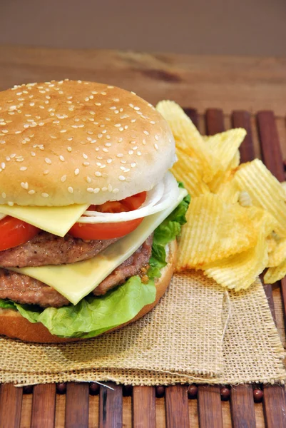 Hamburguesa con queso, tomate, cebolla y lechuga — Foto de Stock