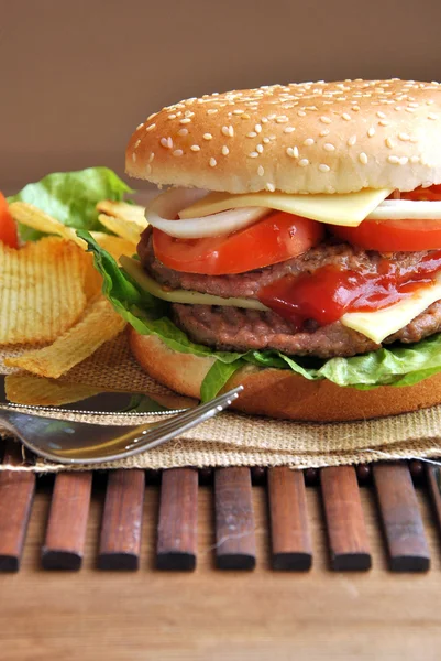 Hambúrguer com queijo, tomate, cebola e alface — Fotografia de Stock