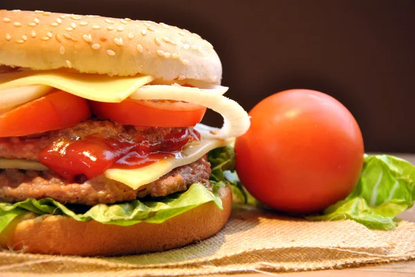 Hamburguesa con queso, tomate, cebolla y lechuga — Foto de Stock