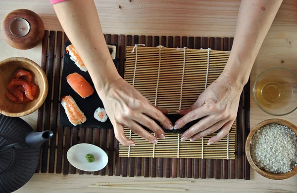 Hands cooking sushi — Stock Photo, Image
