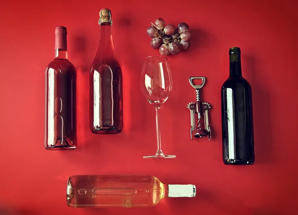 Aerea di bottiglie di vino e bicchieri con uva — Foto Stock