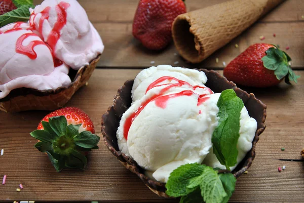 STRAWBERRY AND VANILLA ICE CREAM — Stock Photo, Image