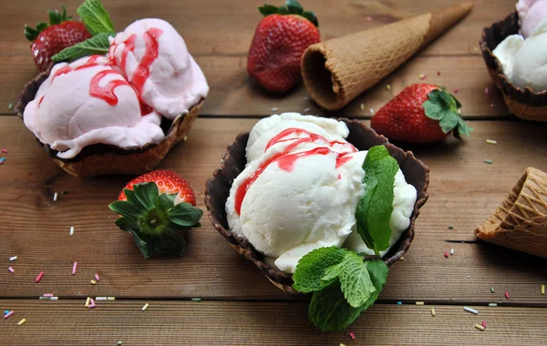 Jahodová a vanilková zmrzlina — Stock fotografie