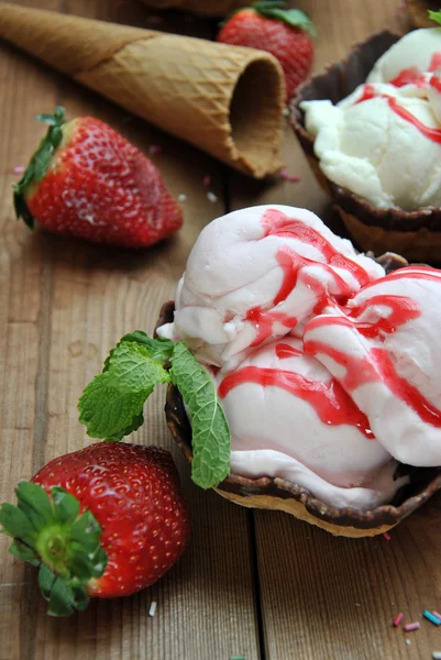 STRAWBERRY AND VANILLA ICE CREAM — Stock Photo, Image