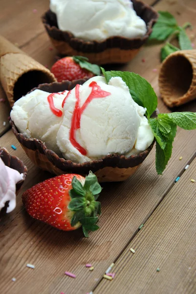 STRAWBERRY AND VANILLA ICE CREAM — Stock Photo, Image