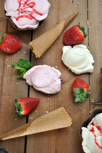 STRAWBERRY AND VANILLA ICE CREAM — Stock Photo, Image