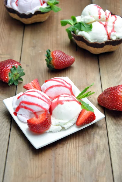 Helado de fresa y vainilla —  Fotos de Stock