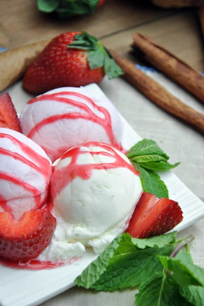 Bowl of ice cream with vanilla and strawberry — Stock Photo, Image