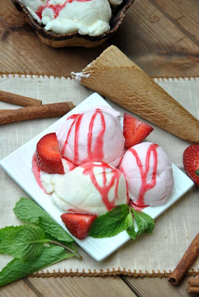 Bowl of ice cream with vanilla and strawberry — Stock Photo, Image