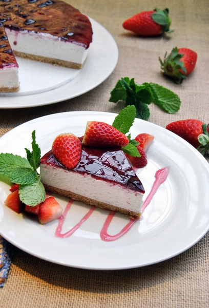 Käsekuchen mit Erdbeeren — Stockfoto