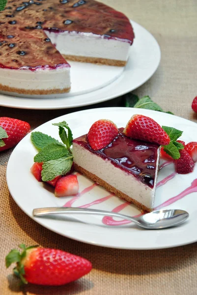 Cheesecake with strawberries — Stock Photo, Image