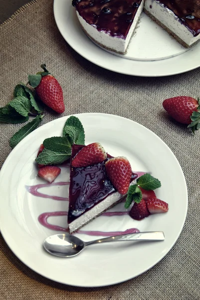 Cheesecake with strawberries — Stock Photo, Image