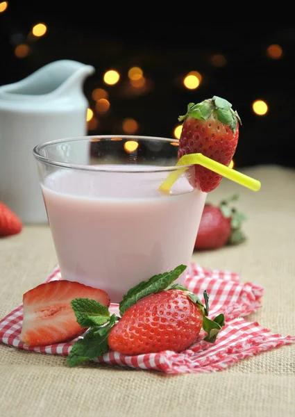 一杯草莓奶昔 — 图库照片