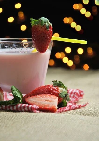 Verre de milkshake aux fraises — Photo