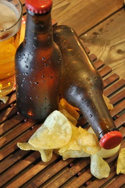 Botellas de cerveza fría y patatas fritas —  Fotos de Stock