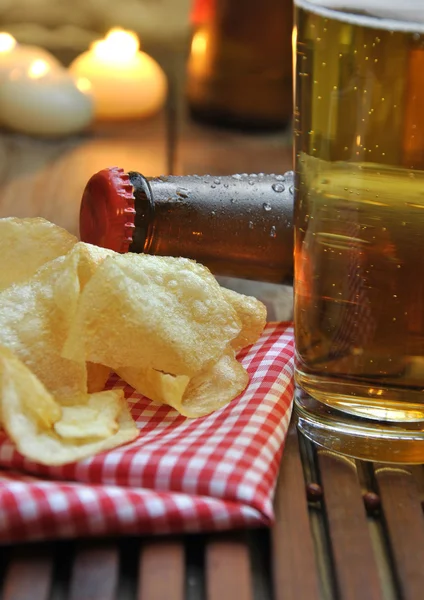 Бутылки холодного пива и чипсы — стоковое фото