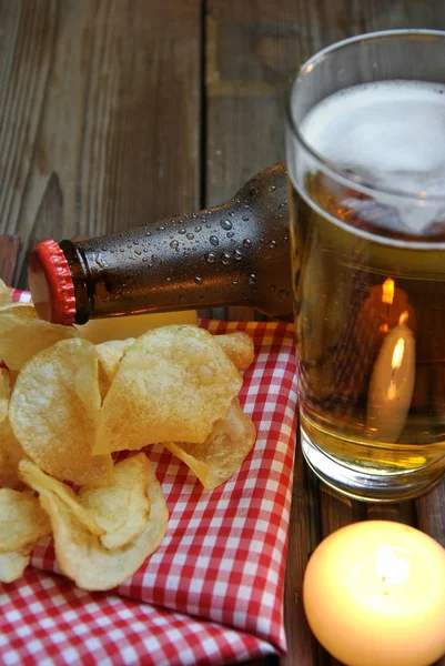 Botellas de cerveza fría y patatas fritas —  Fotos de Stock