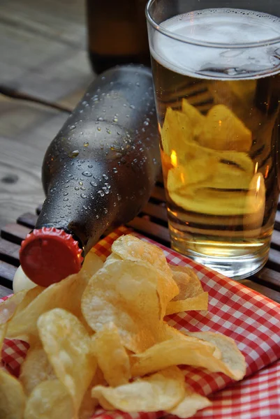 Garrafas de cerveja fria e batatas fritas — Fotografia de Stock