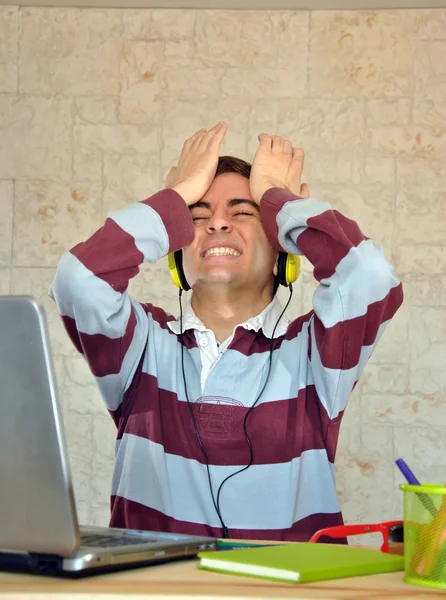 Giovane uomo che studia a casa con il computer — Foto Stock