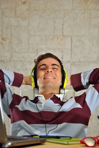 Jonge man studeren thuis met uw computer — Stockfoto