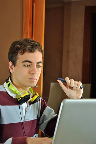 Giovane uomo che studia a casa con il computer — Foto Stock