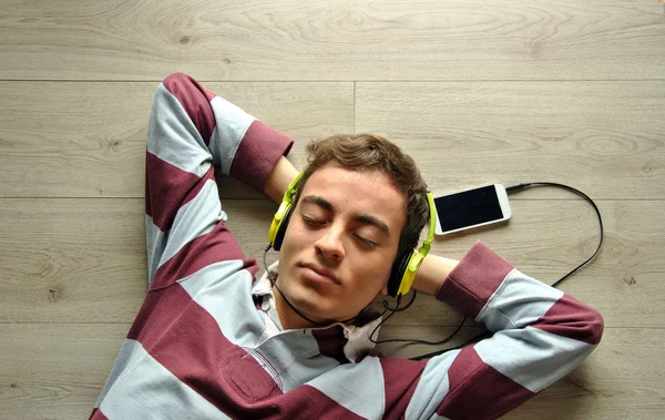 Genç adam müzik dinliyor.