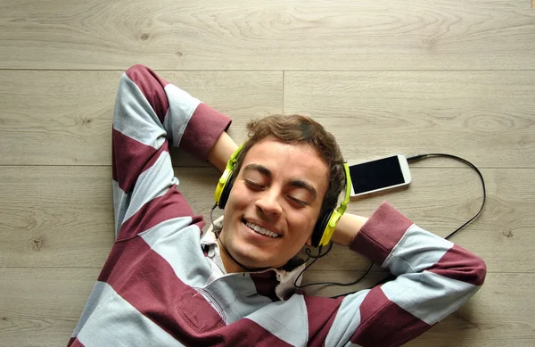 Joven escuchando música —  Fotos de Stock