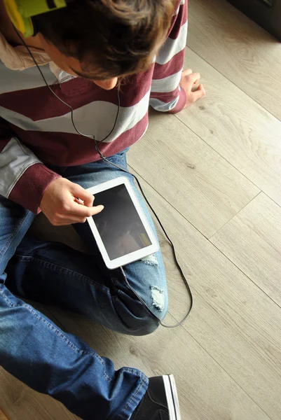 Jeune homme écoutant de la musique — Photo