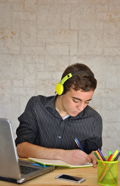 Young guy getting facial expressions — Stock Photo, Image