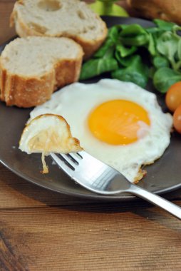 Kızarmış yumurta ekmek ve yağ ile